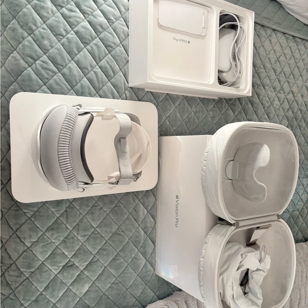 Apple Vision Pro in White with Cushioned Accessories